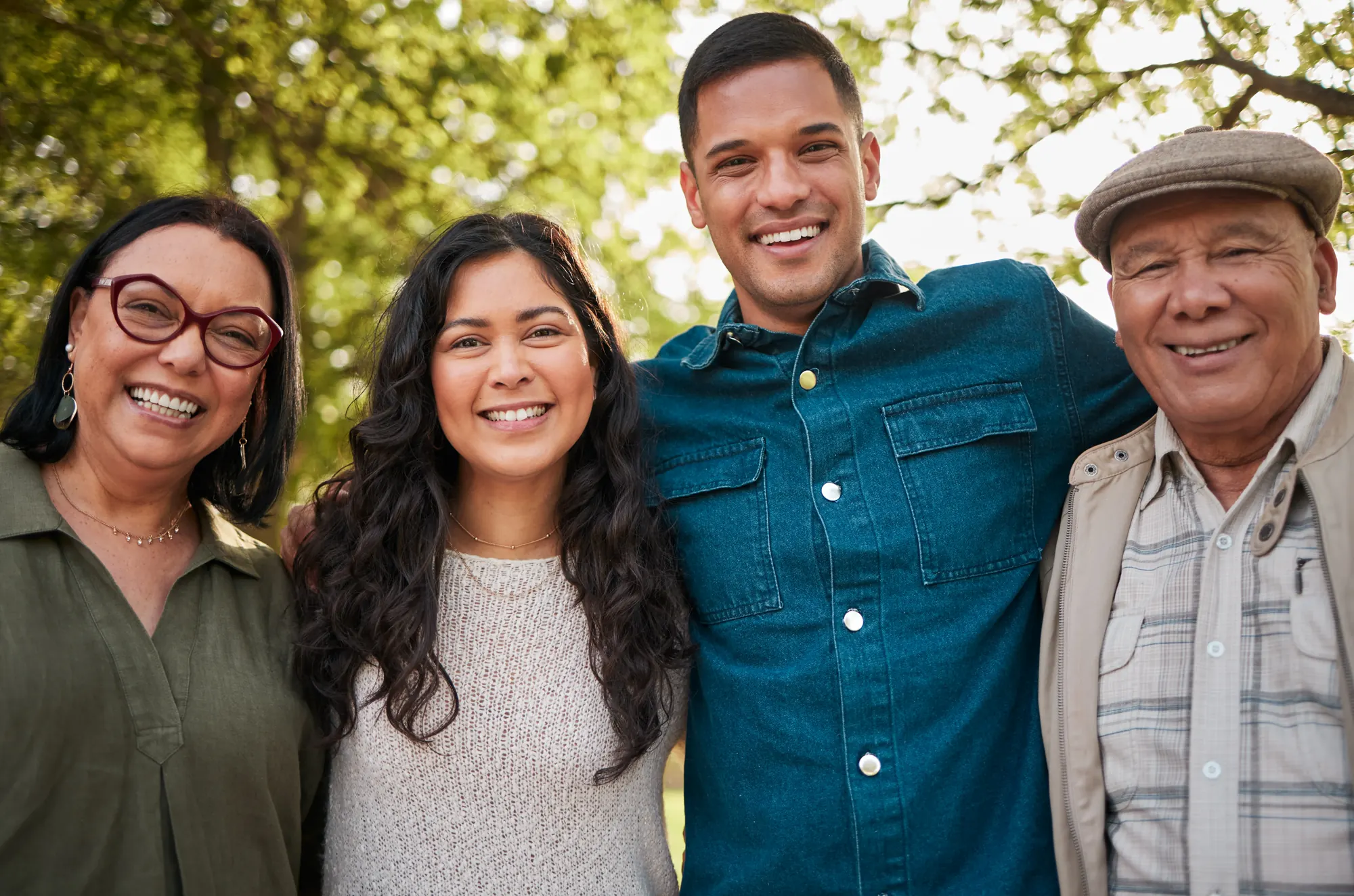 Familia hispana sonriendo al aire libre