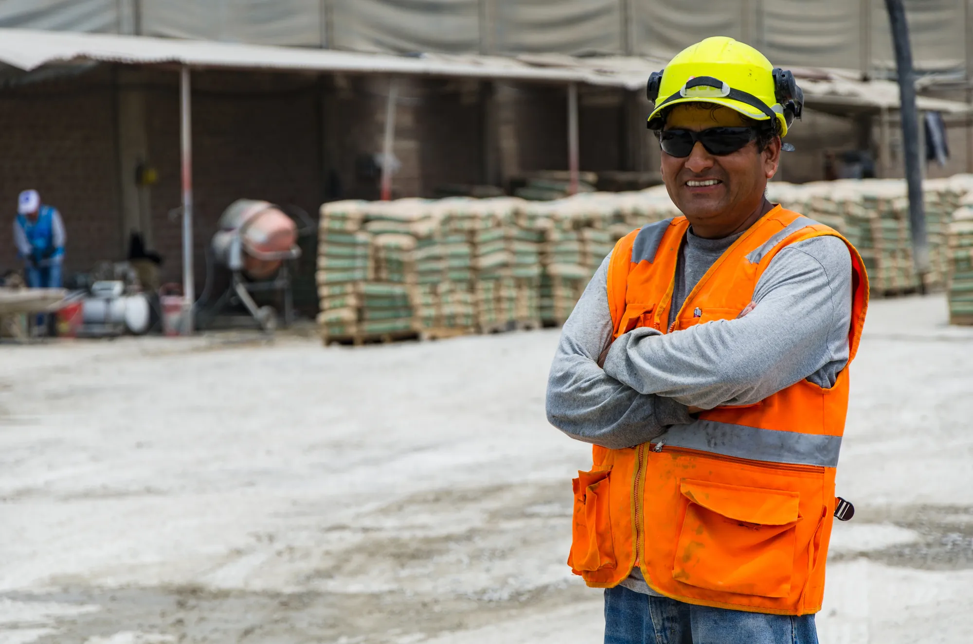 HHA Law attorney explaining a Hispanic client's options after a workplace accident in Miami