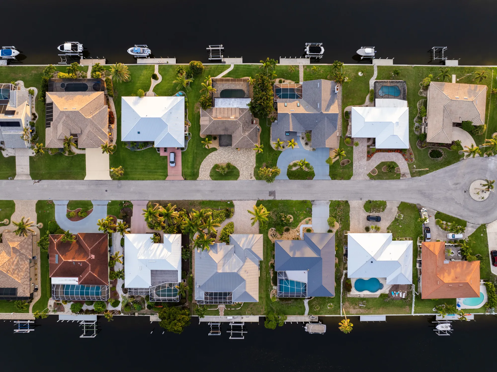 Familia hispana frente a su casa en Florida, protegida por la homestead exemption al declarar bancarrota