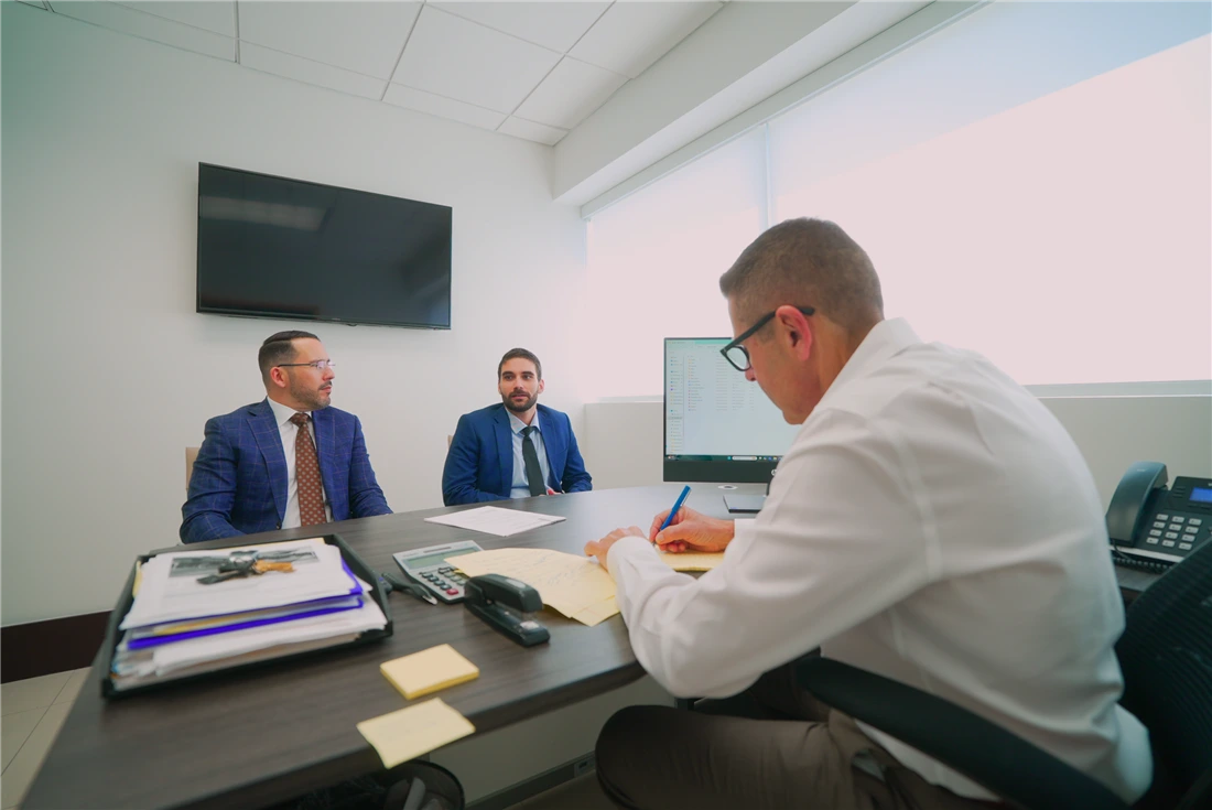 Equipo legal de Hector Hernandez & Associates, P.A. — Inmigración