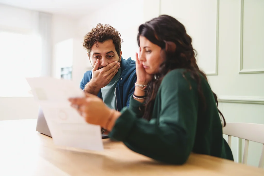 Pareja hispana en Florida enfrenta simultáneamente divorcio y deudas — HHA Law explica cómo manejar ambos procesos legales (123 car)
