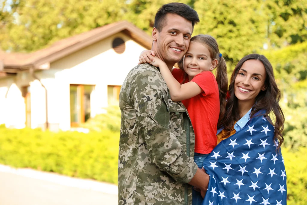 Familia hispana en Miami celebra residencia permanente obtenida a través del ajuste de estatus con HHA Law