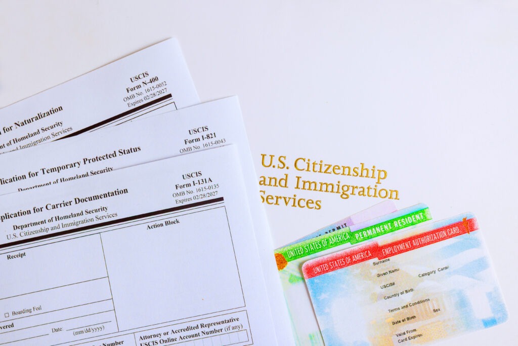 Persona en Florida investiga el estado del Parole in Place en 2026 con asesoría de HHA Law Miami