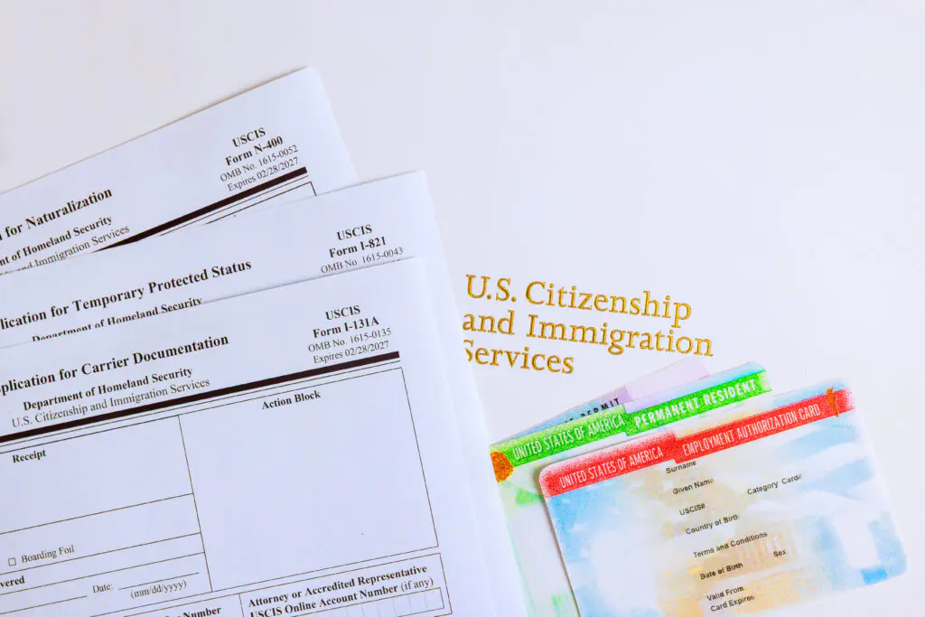 Persona en Florida investiga el estado del Parole in Place en 2026 con asesoría de HHA Law Miami