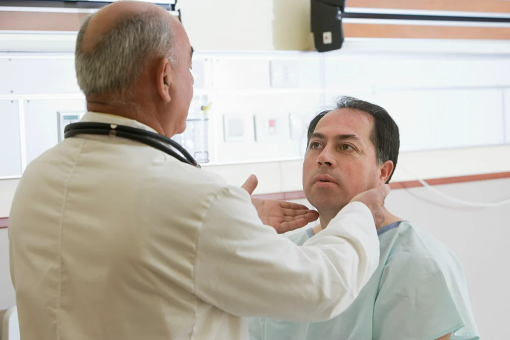 Paciente hispano en Florida recibe evaluación médica de lesión de cuello después de accidente — documentación crítica para el caso legal